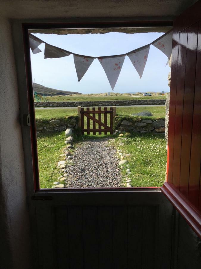 The Old Beach Cottage, Achill Doogort エクステリア 写真